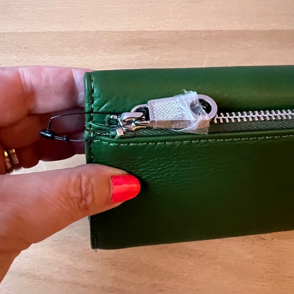 Brand New DKNY Donna Karen Green Leather Wallet - Picture 9 of 14